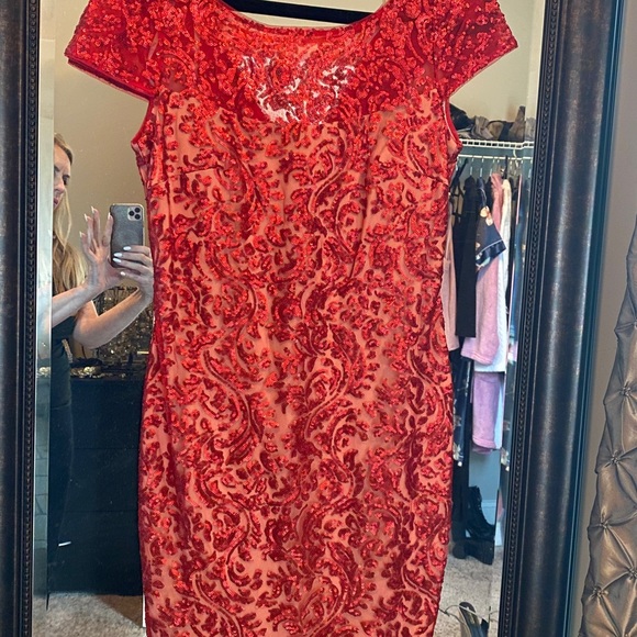 CALVIN KLEIN red sequined knee length dress sheet neckline nude lining size 8 - Picture 4 of 4